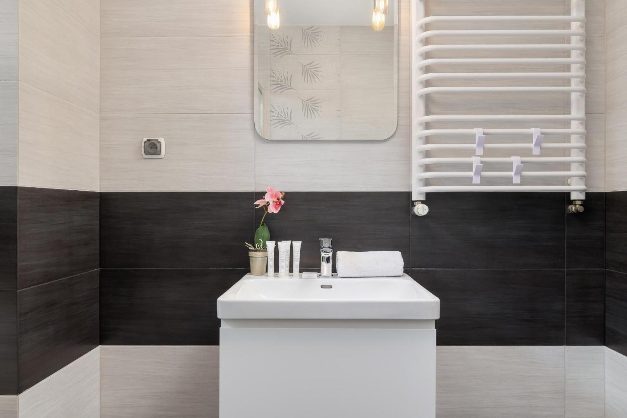 Stylish Apartment With Balcony & Parking Cracow By Noclegi Renters Cracovia Esterno foto